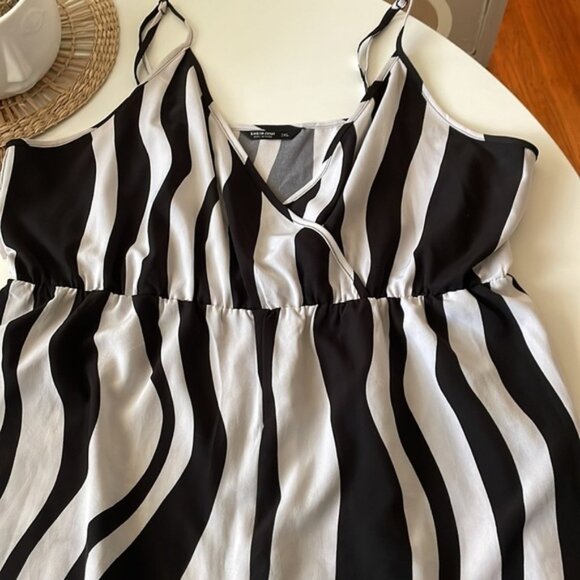 SHEIN Curve 2xl black/white striped romper - Picture 2 of 4